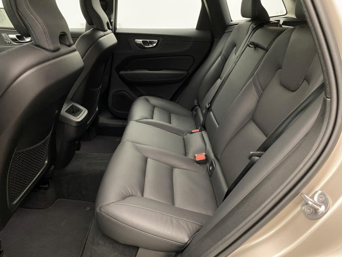 Volvo XC60 B4 AWD PLUS AUT CZ REZERVACE