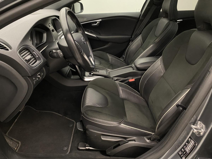 Volvo V40 T3 R-DESIGN AUT REZERVACE