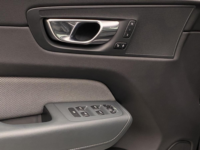 Volvo XC60 B5 AWD R-DESIGN REZERVACE