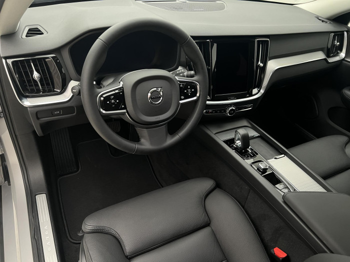 Volvo V60 B4 PLUS DARK AUT 1.maj.