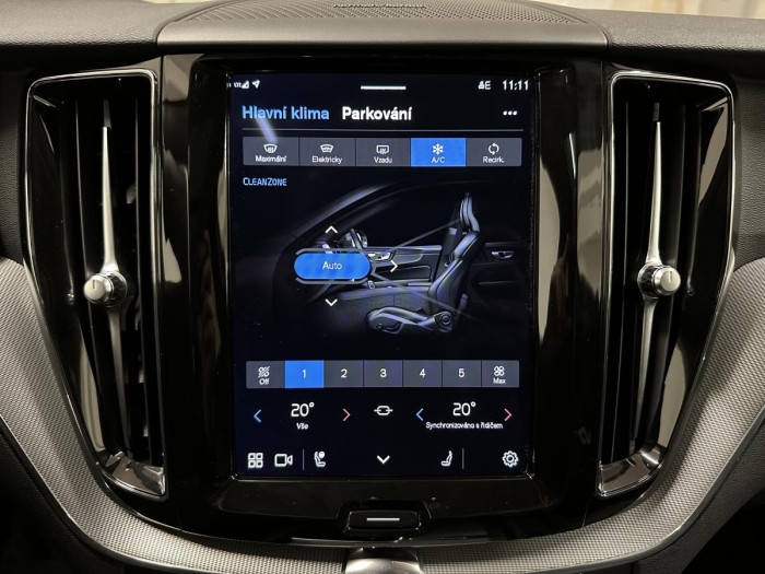 Volvo XC60 B4 AWD PLUS DARK REZERVACE 2.0 Plus