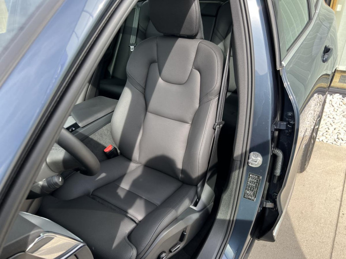 Volvo XC60 B4 PLUS BRIGHT Aut REZERVACE