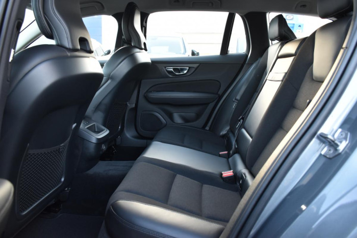 Volvo V60 B4 MOMENTUM ADV. REZERVACE 2.0 Momentum