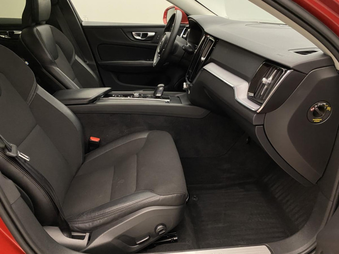 Volvo V60 B4 MOMENTUM AUT REZERVACE 2.0 Momentum