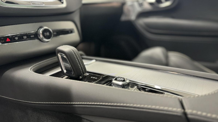 Volvo XC90 T8 AWD R-DESIGN REZERVACE
