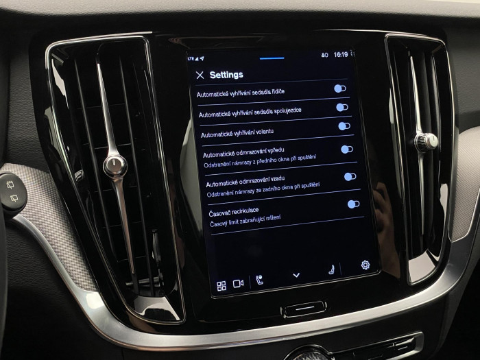 Volvo V60 B4 DARK PLUS AUT CZ