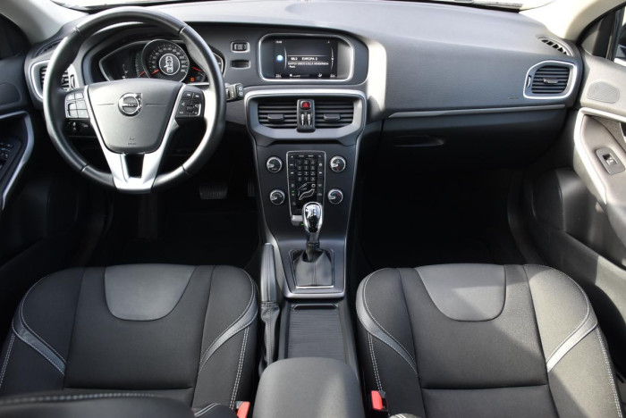 Volvo V40 D2 BLACK EDITION REZERVACE 2.0 d Edition
