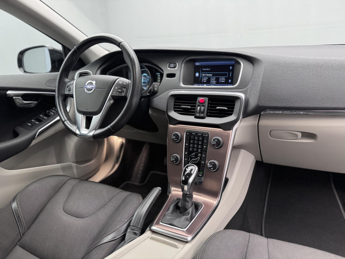 Volvo V40 CC D3 MOMENTUM AUT CZ 1.maj 2.0 d CC CC Momentum