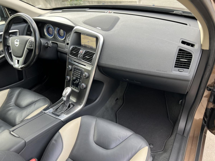 Volvo XC60 D5 AWD R-DESIGN Aut CZ 2.4 d