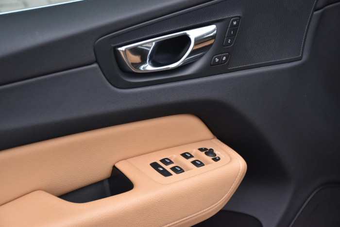 Volvo XC60 D4 AWD MOMENTUM REZERVACE 2.0 d Momentum