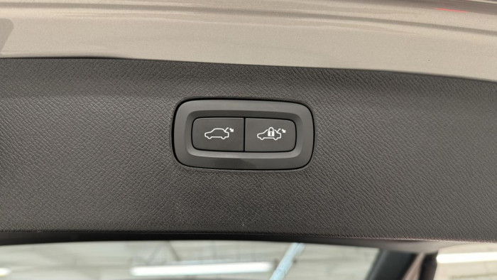 Volvo XC90 T8 AWD RECHARGE REZERVACE