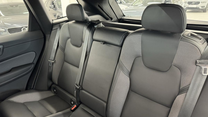 Volvo XC60 B4 PLUS DARK REZERVACE 2.0 Plus