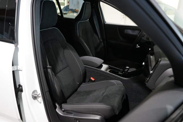 Volvo XC40 PURE ELECTRIC TWIN - Rezervace