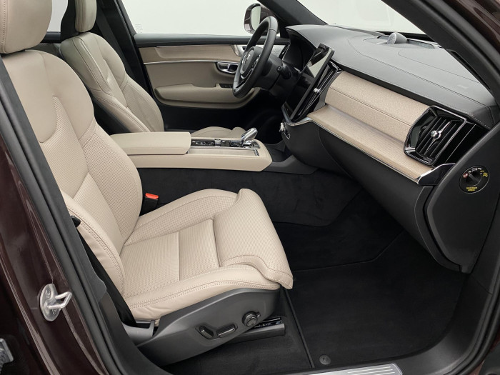 Volvo XC90 T8 AWD RECHARGE REZERVACE