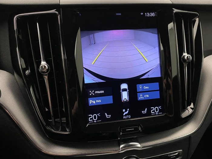 Volvo XC60 B5 AWD R-DESIGN REZERVACE
