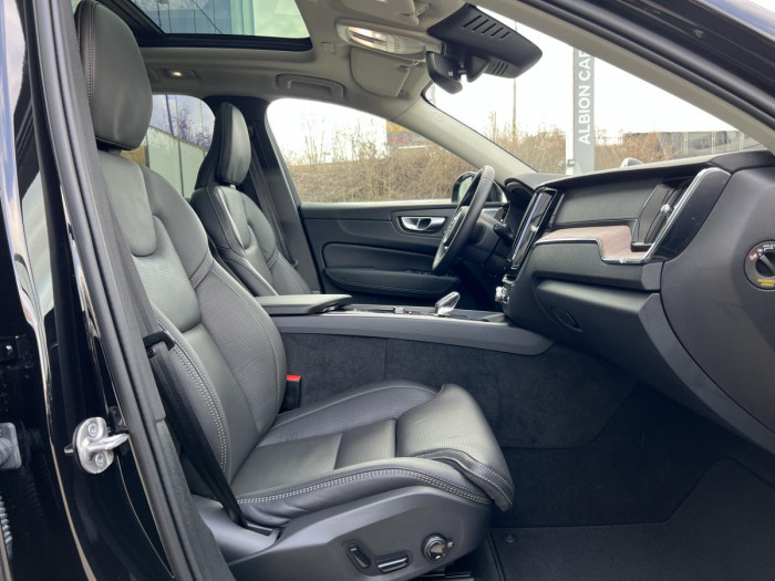 Volvo XC60 B5 AWD ULTIMATE DARK Aut CZ