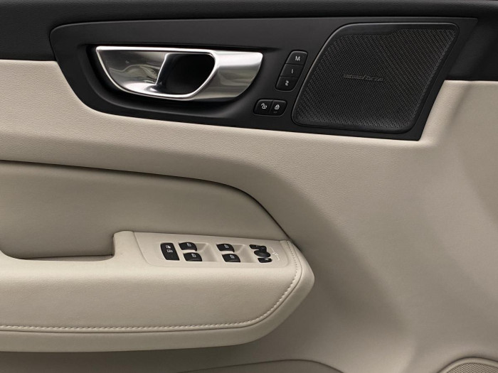 Volvo XC60 B4 AWD ULTIMATE AUT REZERVACE