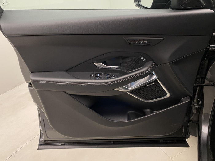 Jaguar E-Pace P300 AWD R-DYNAMIC REZERVACE 2.0 Dynamic