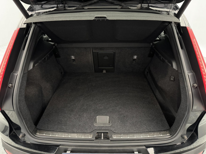 Volvo XC40 D4 AWD R-DESIGN AUT CZ 1. maj 2.0 d