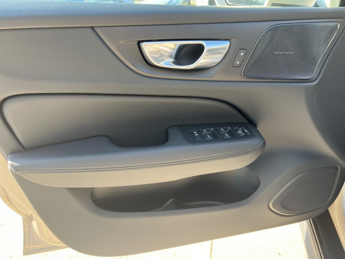 Volvo V60 CROSS COUNTRY B4 AWD REZERVACE