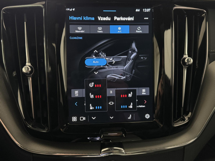 Volvo XC60 B5 AWD ULTIMATE REZERVACE