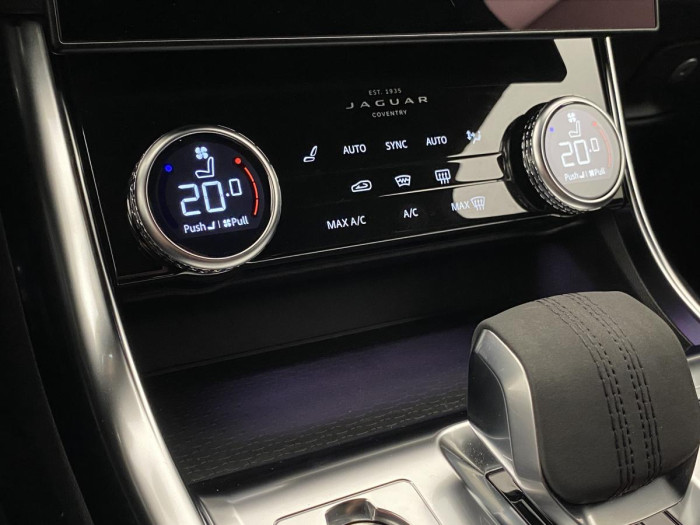 Jaguar XF D200 R-DYNAMIC REZERVACE 2.0 d Dynamic