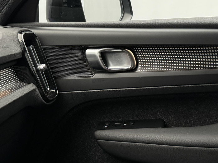 Volvo XC40 T3 R-DESIGN AUT CZ REZERVACE