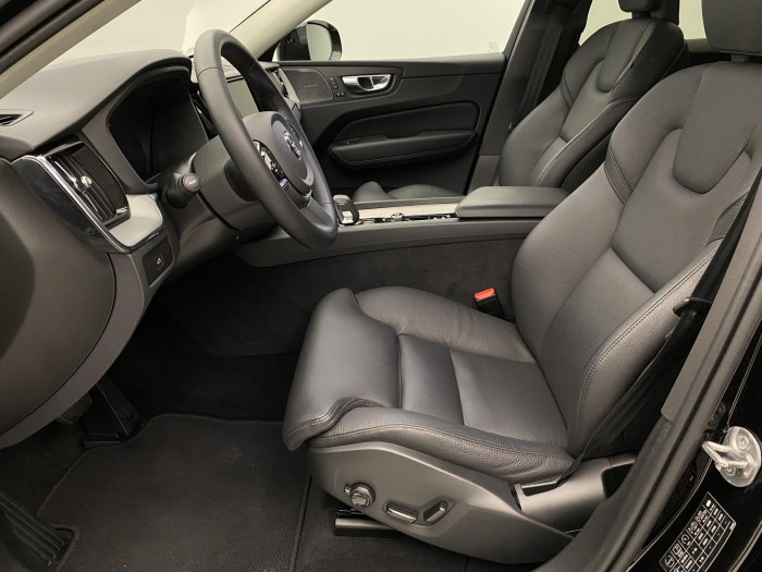 Volvo XC60 B4 AWD R-DESIGN REZERVACE