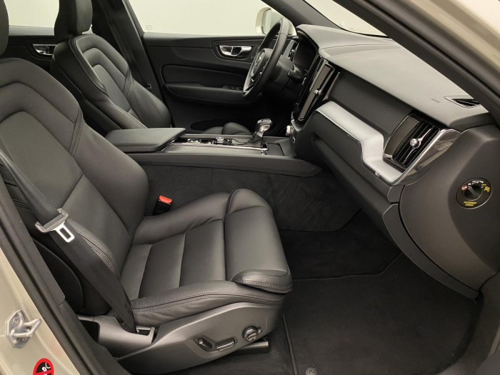 Volvo XC60 T5 AWD MOMENTUM AUT REZERVACE 2.0 Momentum