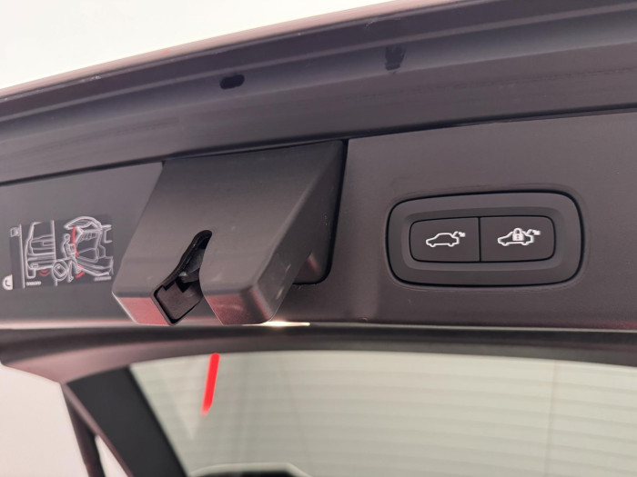 Volvo V90 T6 AWD RECHARGE DARK REZERVACE