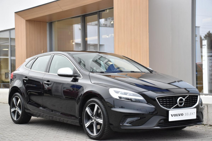 Volvo V40 T2 R-Design REZERVACE