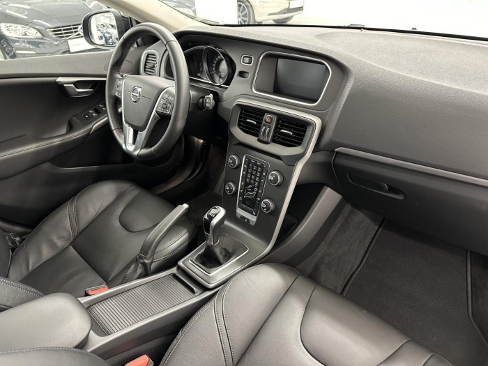 Volvo V40 D2 BLACK EDITION REZERVACE 2.0 d Edition