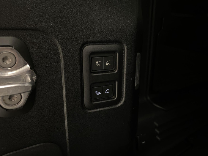 Land Rover Defender 110 P400 HSE AWD REZERVACE