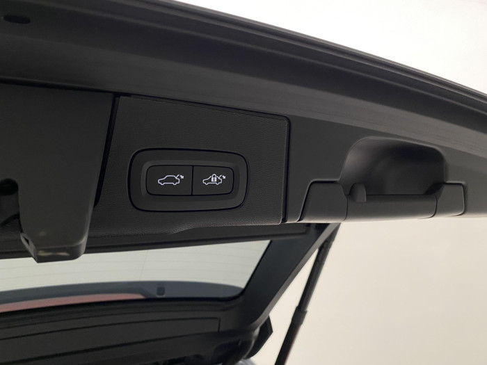 Volvo XC60 B4 AWD PLUS DARK REZERVACE