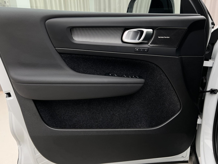 Volvo XC40 B3 ULTRA DARK AUT CZ