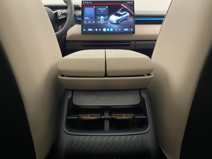 Lynk & Co 08 MORE PHEV