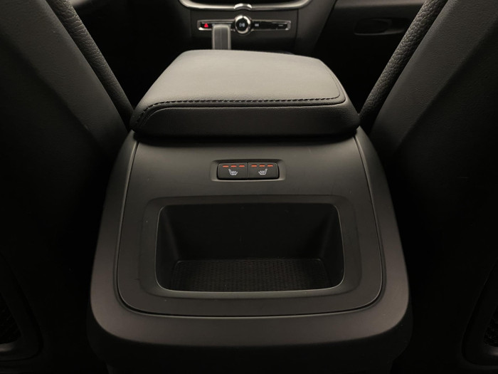 Volvo XC60 B4 AWD R-DESIGN REZERVACE