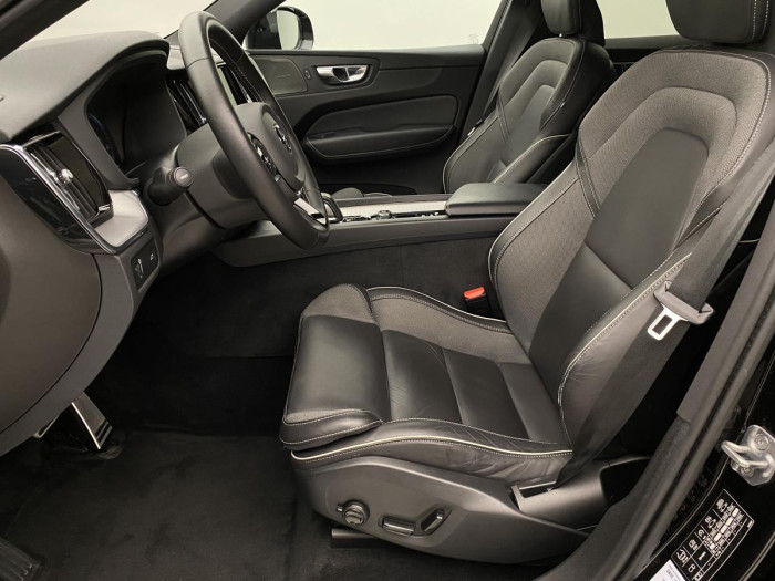 Volvo XC60 B5 AWD R-DESIGN REZERVACE