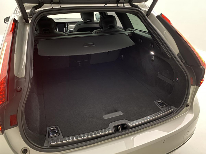 Volvo V90 B6 AWD R-DESIGN AUT REZERVACE