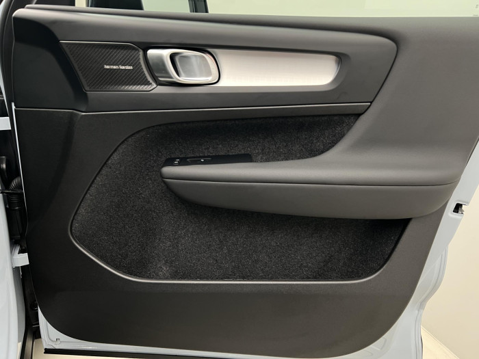 Volvo XC40 B3 PLUS DARK AUT CZ