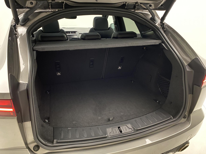 Jaguar E-Pace AWD R-DYNAMIC SE REZERVACE 2.0 Dynamic SE