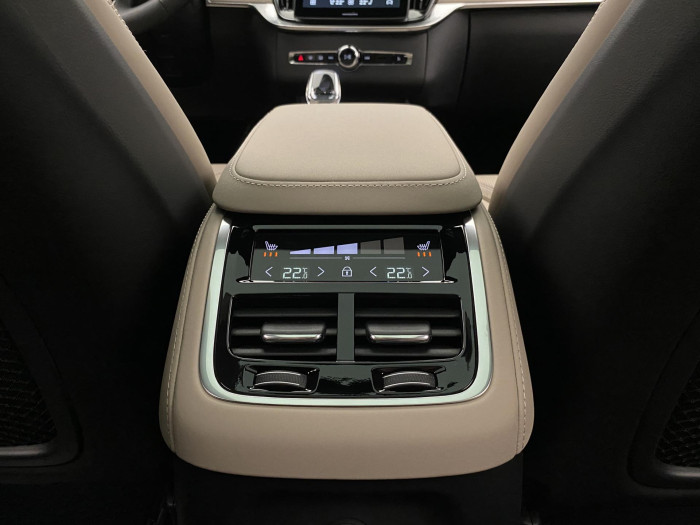 Volvo XC90 T8 AWD RECHARGE DARK ULTRA 7