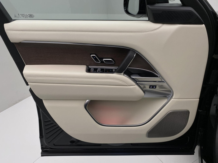 Land Rover Range Rover P550e AUTOBIOGRAPHY SWB