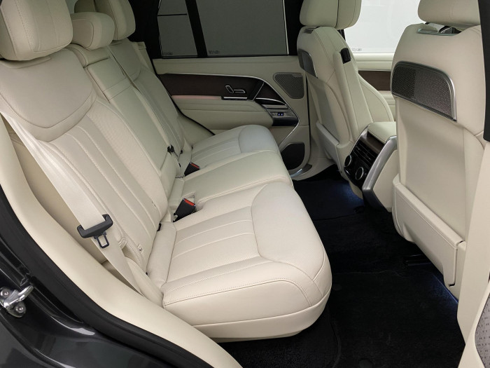 Land Rover Range Rover P550e AUTOBIOGRAPHY SWB