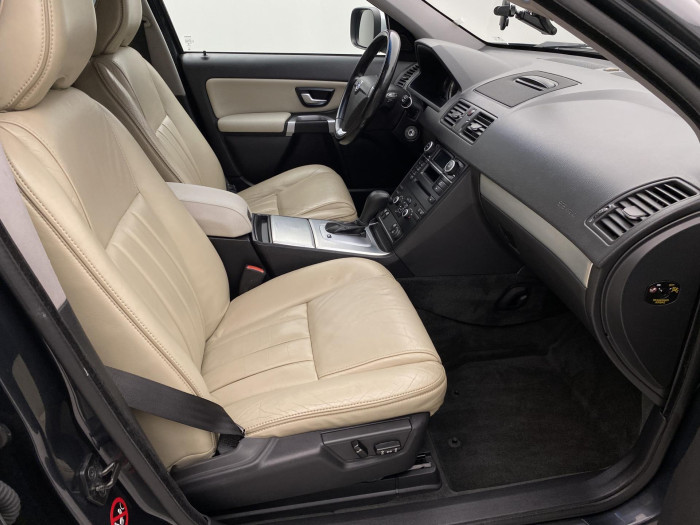 Volvo XC90 2.4 D5 AWD SUMMUM AUT 7 míst 2.4 d Summum