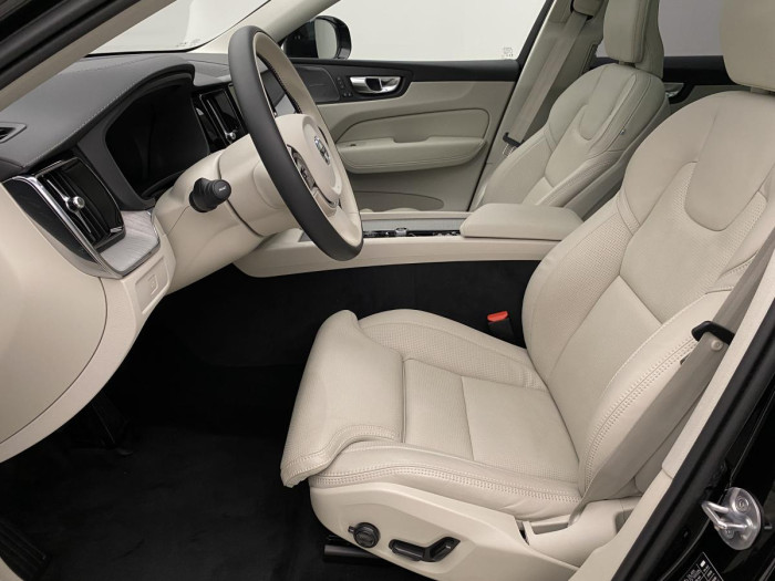 Volvo XC60 B4 AWD ULTIMATE AUT REZERVACE