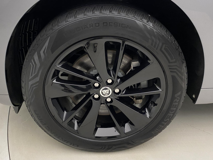 Jaguar F-Pace D300 R-DYNAMIC SE REZERVACE 3.0 d Dynamic SE