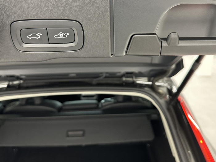 Volvo XC60 B4 AWD INSCRIPTION REZERVACE