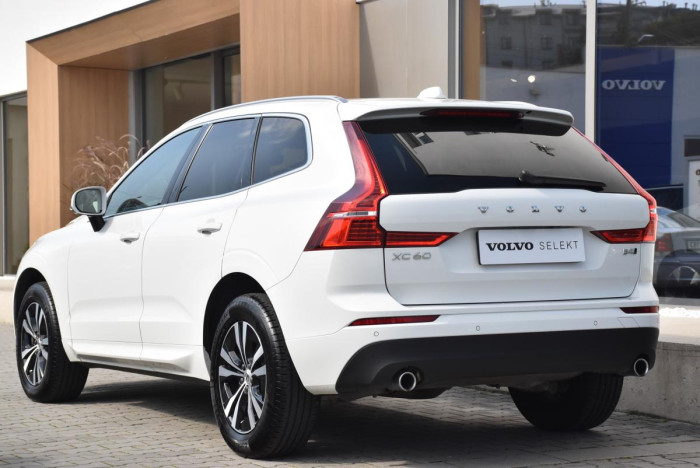 Volvo XC60 B4 AWD MOMENTUM AUT 1maj. CZ 2.0 Momentum