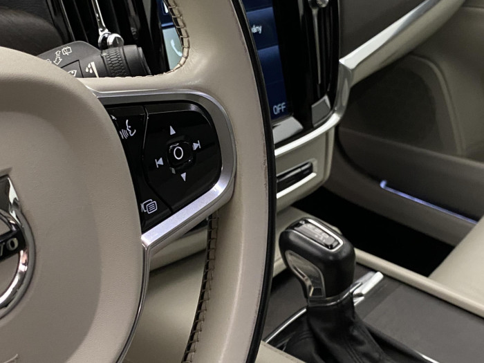 Volvo V90 CC D5 AWD MOMENTUM AUT CZ 2.0 d CC CC Momentum